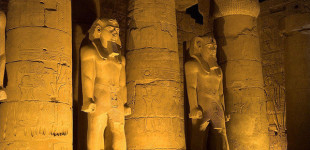 13 metrų aukščio statula Egipte